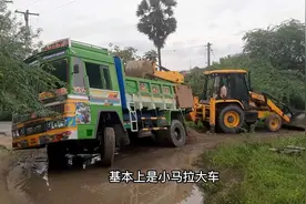 巴铁村路泥泞卡车陷入坑内，钩机来救援围观者全化身指挥官，搞笑视频封面