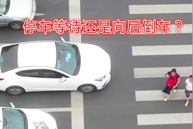 等红灯时，车前轮超过停止线算闯红灯吗？新手注意别做这个动作视频封面