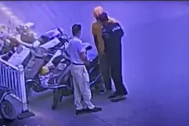 美团回应外卖员将保安推至骨折：已处罚骑手并为伤者垫付医疗费用视频封面