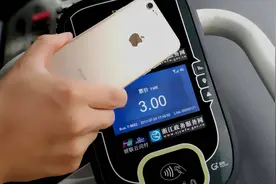 用了多年苹果手机才知道，只需打开钱包设置，手机一秒变成公交卡视频封面