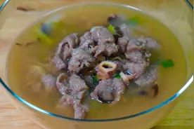 牛肉用淀粉一抓一煮，就有了客家美食兜汤，吃一口回味一整天视频封面