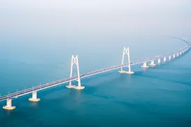港珠澳大桥正式通车运营一周年 一段航拍带你到桥上走一遭视频封面