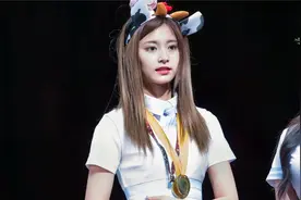 TWICE子瑜吐槽MOMO是小孩子？两小只打趣好可爱！视频封面