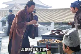 朱元璋偷吃烧饼，被老板火钳怒怼，不料借机涨价，被朱元璋抓现行视频封面