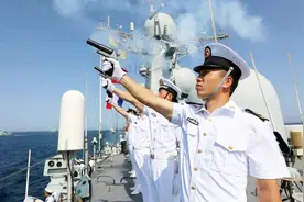 军舰上的海军不会游泳，万一掉下去怎么办？海军：会有人来救我们视频封面