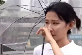 河南女记者实地报道郑州暴雨，见商铺受灾心疼，采访现场哽咽落泪视频封面