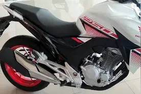 本田新款250摩托，售价2.89万，油耗低易操控，还有CBS，代步神器视频封面