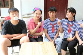 表哥来了3：小花和表哥比赛吹泡泡糖，小花竟吹到哥哥脸上，真逗视频封面