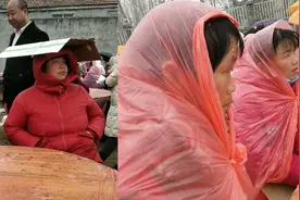 吃席突然下雪大妈们使妙招，头戴纸盒桌布缠身！网友：本要吃回视频封面