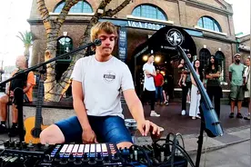 国外街头小伙用Loop现场制作音乐、超级好听、跪了！视频封面