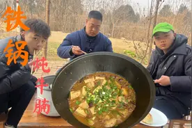 冬天吃铁锅炖暖和，3斤牛腩2斤豆腐做铁锅炖牛腩，拌米饭特别过瘾视频封面