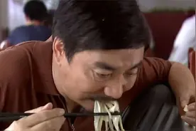 影视中的河南特色美食：范明吃河南烩面，李雪健吃鲤鱼焙面，馋人