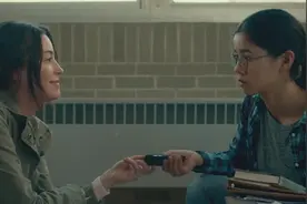 【老炮】反套路校园三角恋,直男请女学霸帮追校花,结果校花爱上她视频封面