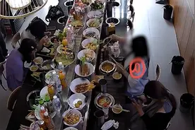 女孩吃转转火锅取一半再放回餐盘，商家：很没道德视频封面
