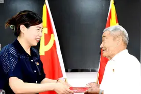 仪征90岁老党员向组织上交万元“特殊党费”视频封面