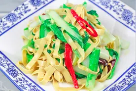 百吃不厌的小白菜炒千张，清爽不油腻，健康营养，下酒又下饭！视频封面