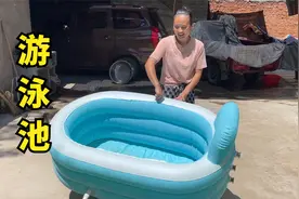 农村儿子想游泳，妈妈在院子里放个充气游泳池，儿子玩嗨了视频封面