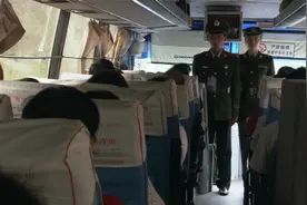 梨花：边防武警查车，大妈故意装睡躲避检查，女警一看竟是通缉犯视频封面