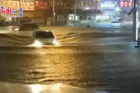 湖北宜昌城区突降暴雨黄河路积水严重多车抛锚视频封面