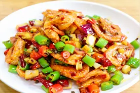 川菜师傅教你香辣虾，外酥内嫩鲜香可口，在家就能做出饭店的味道视频封面