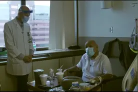 新冠隔离病房的的外国医生视频封面