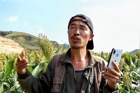 ”砖为你读诗“  榆林神木农民工李小刚手捧红砖朗诵诗词刷屏全网