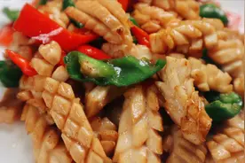 干鱿鱼怎么吃？干鱿鱼泡发炒着吃真香，家常菜香炒鱿鱼干美味下饭