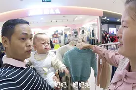 天气转冷，明明给宝宝买厚衣服，宝宝却哭的哇哇叫，不让爸爸抱视频封面