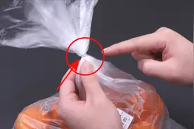 超市袋子上的封口钉，不需要用手抠，学会这招，1秒轻松完整打开