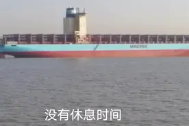 一个10万吨大型集装箱船，5000吨散货船并排经过，这差距咋那么大视频封面