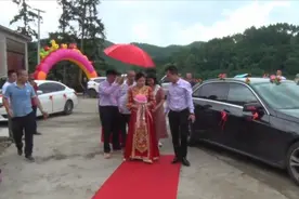 实拍福建一对新人结婚，新娘下车了，走着红毯进家视频封面