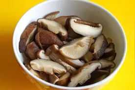 干香菇和鲜香菇哪个好？原来两者差别这么大，以后别买错了视频封面