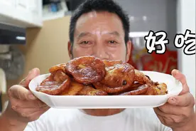 川哥休息一天，在家炸了一大盘玉米饼，炸得丑但好吃，太香了视频封面