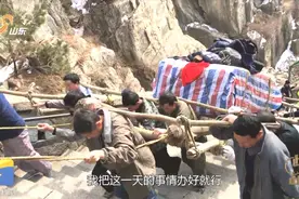 震撼实拍！泰山挑山工延续上千年，4000多级台阶风雨无阻！
