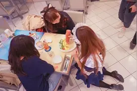 日本最正宗的“女仆店”，女仆当场跪着服务，宅男：这才是想要的视频封面
