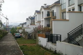 手续齐全住了七八年，山东64幢百万别墅要被拆除，当地：恢复生态视频封面