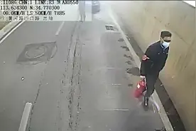 郑州一私家车起火，公交司机三次手持灭火器冲上前灭火视频封面
