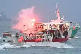 英法冲突现场火光映红海面，数十艘渔船疯狂集合，双方动用军舰视频封面