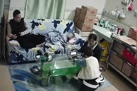 孩子高烧突然发生惊厥 爸爸一把抱起孩子到门诊救治视频封面