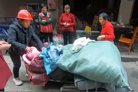 皮皮旧衣服囤了上百斤，5毛一斤全拿去回收了，奶奶心疼舍不得卖视频封面