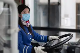 与公交为伴32年，成都公交女司机站好最后一班岗视频封面