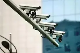 导航提示，前方300米有违法拍照，快做这个动作别迟疑，避免扣分视频封面