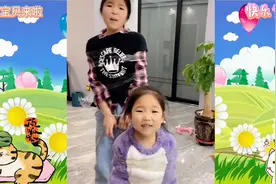 小朋友看爸爸把萌娃和姐姐绑了起来视频封面