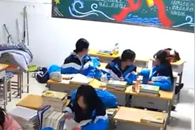 2名女生在教室内追逐打闹，结果不小心摔倒，2人的姿势令全班爆笑视频封面