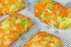 今天用胡萝卜和西葫芦教大家做道美食，晶莹剔透QQ弹弹，可好吃了