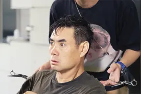 闰土理发遭遇前女友，没有人能笑着从理发店出来！爆笑理发系列视频封面