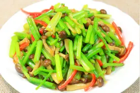 芹菜的好吃做法，搭配蟹味菇一块炒，美味有营养，一大盘不够吃