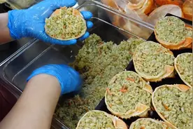 山东小伙3000元发家，秘诀是用蟹壳盛饭，出锅秒没，轻松月入15万视频封面