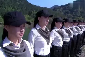 影视：11名女特工丛林上演孤岛求生，手无寸铁对付8名死囚，精彩视频封面