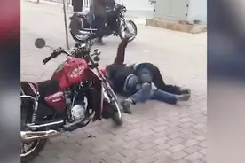 为抢客也是拼了！2名摩托司机互不相让，随后大打出手视频封面